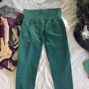 Size Large signature leggings. Nvgtn. Dark green.